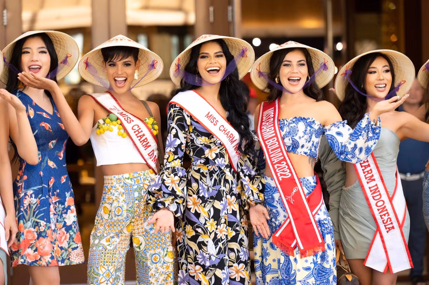 Các người đẹp đã có cơ hội giao lưu và trải nghiệm nhiều nét đẹp văn hóa. Các người đẹp đã có cơ hội giao lưu và trải nghiệm nhiều nét đẹp văn hóa.