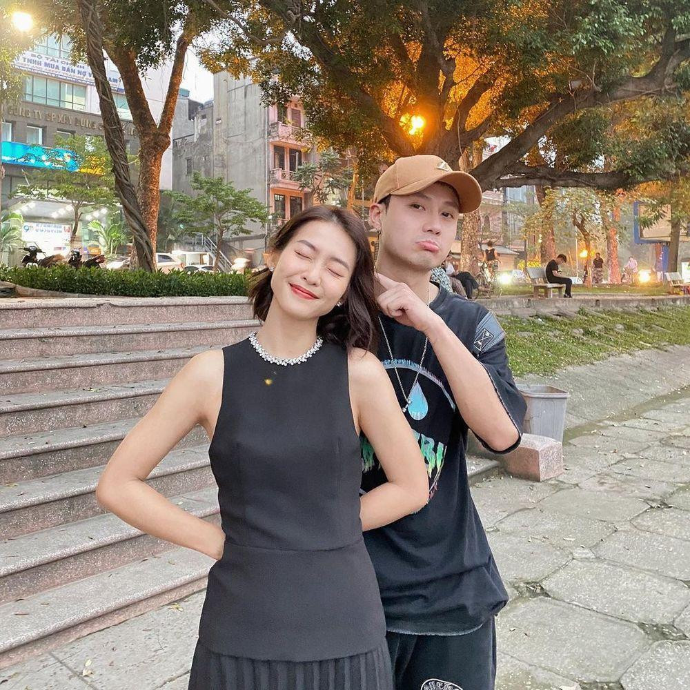 Cả hai rất "chăm chỉ" đăng hình ảnh chụp cùng nhau khiến dân tình không khỏi phấn khích. Cả hai rất "chăm chỉ" đăng hình ảnh chụp cùng nhau khiến dân tình không khỏi phấn khích.