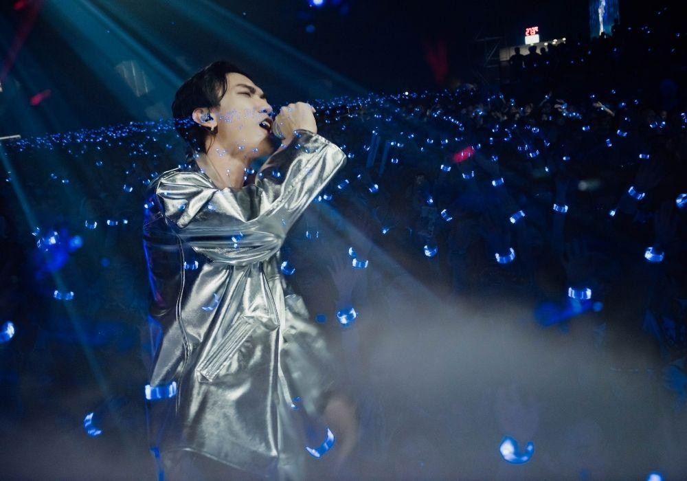 Tiết mục Hy vọng do Gonzo biểu diễn với sự hỗ trợ hiệu ứng đèn flash từ hàng nghìn khán giả. Tiết mục Hy vọng do Gonzo biểu diễn với sự hỗ trợ hiệu ứng đèn flash từ hàng nghìn khán giả.