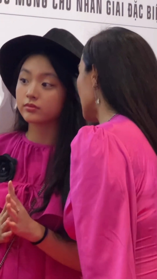 Ở tuổi 15, Suti tự tin cùng mẹ tham gia các sự kiện giải trí. Ở tuổi 15, Suti tự tin cùng mẹ tham gia các sự kiện giải trí.