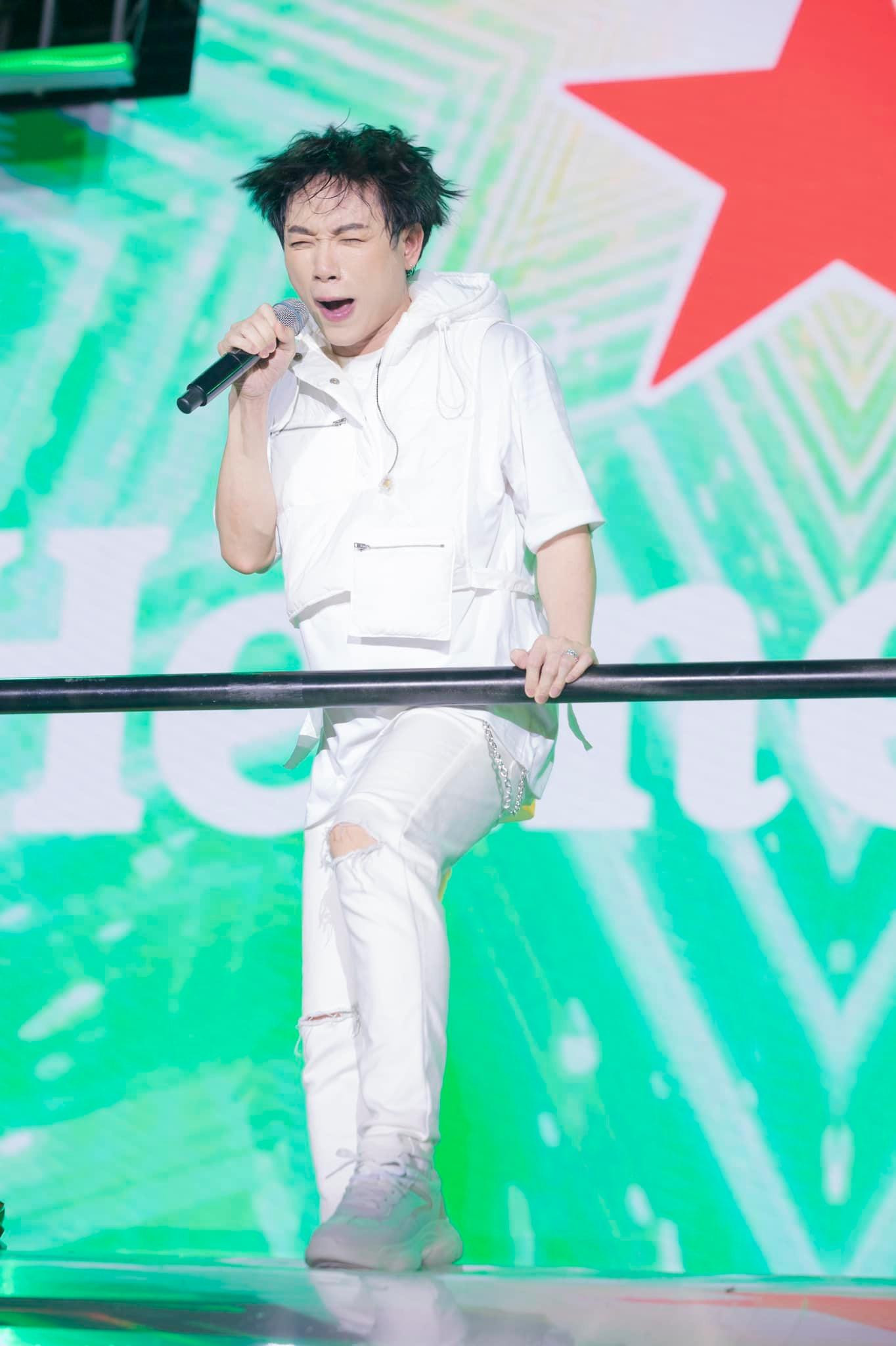 &quot;Đang hát mà kiến cắn&quot; - Trúc Nhân bật mí.