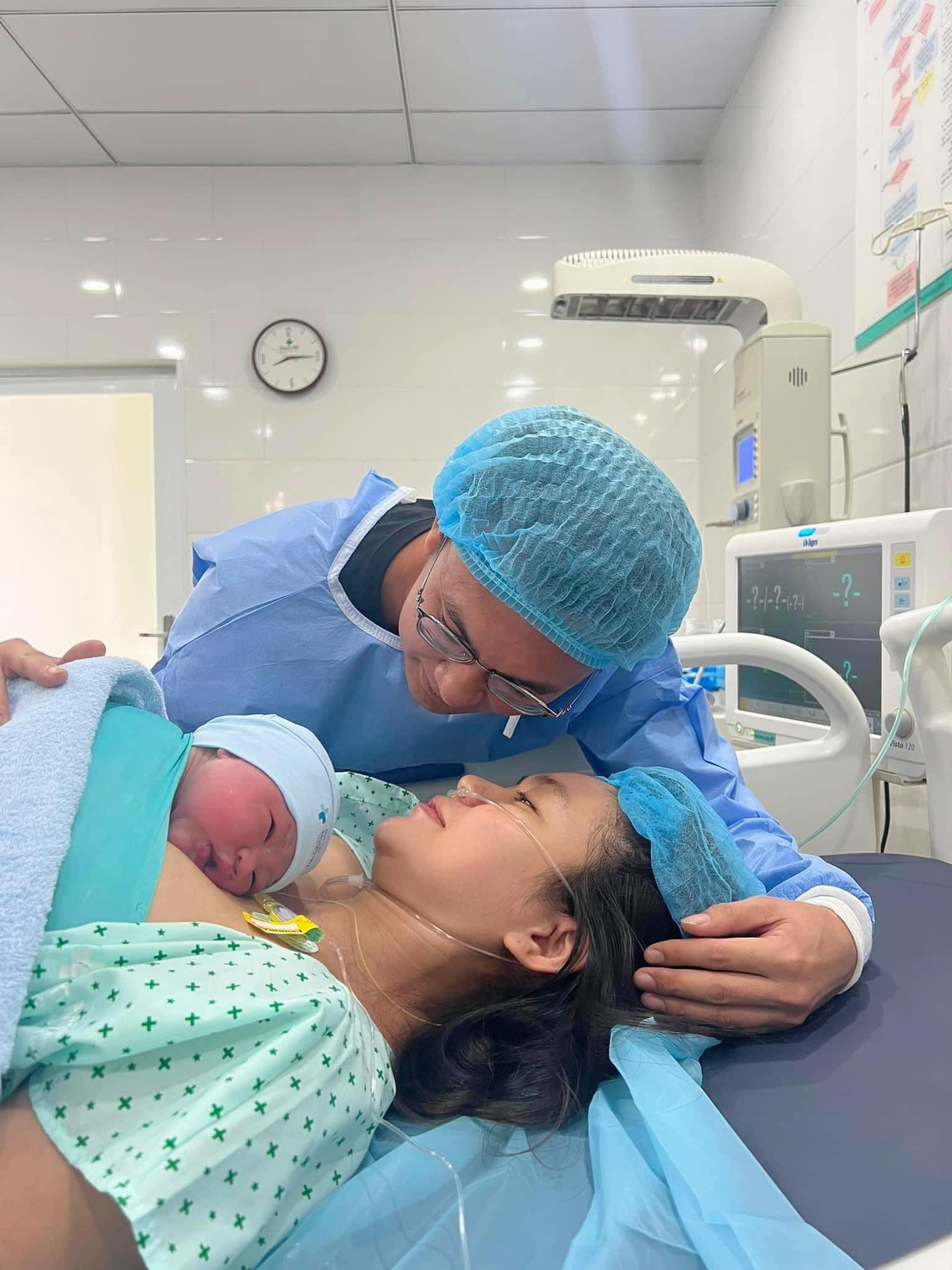 Khoảnh khắc "vượt cạn" thành công của Mâu Thủy. Khoảnh khắc "vượt cạn" thành công của Mâu Thủy.