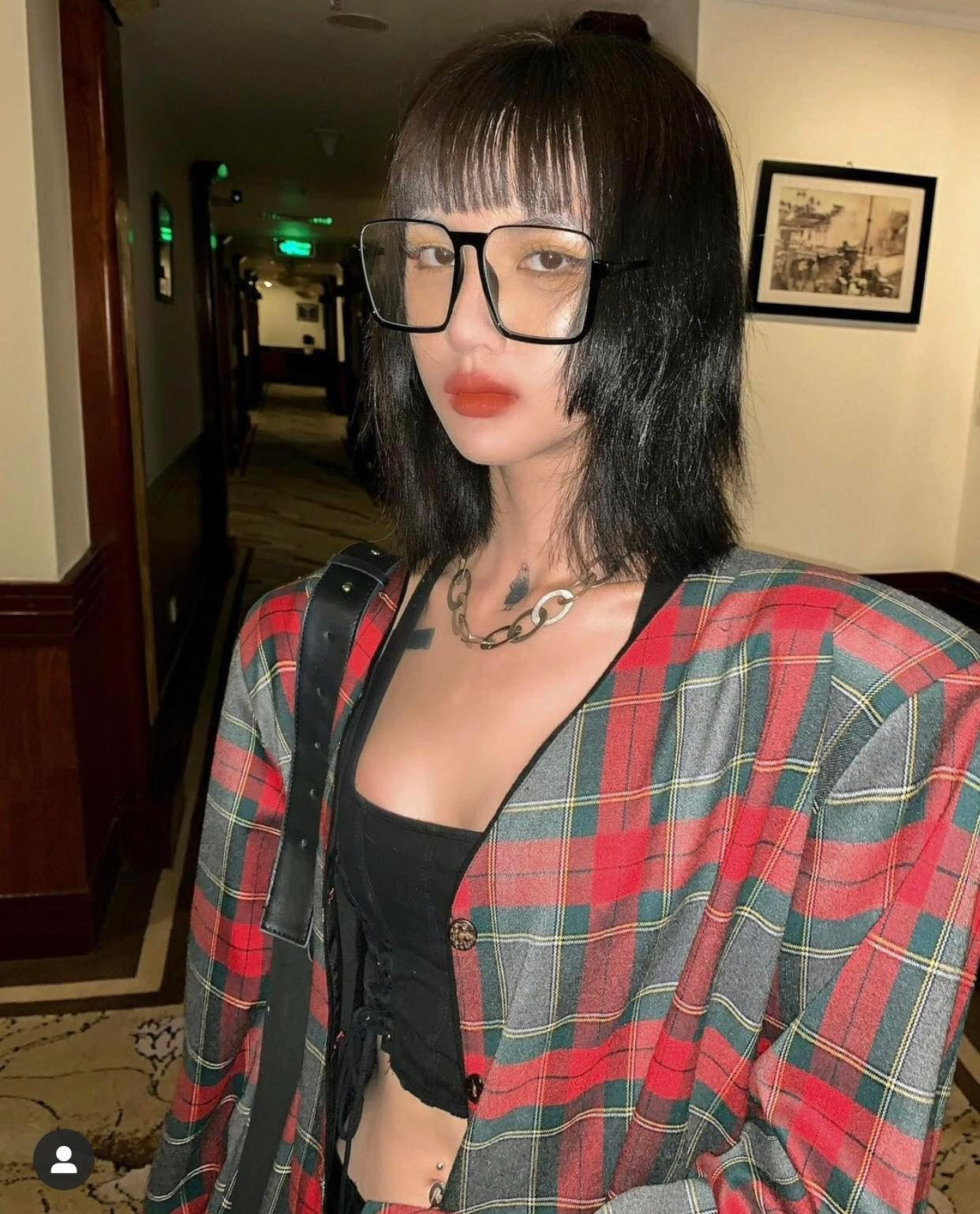 Lâm Minh là một model và sở hữu một thương hiệu thời trang riêng đình đám ở Hà Nội.