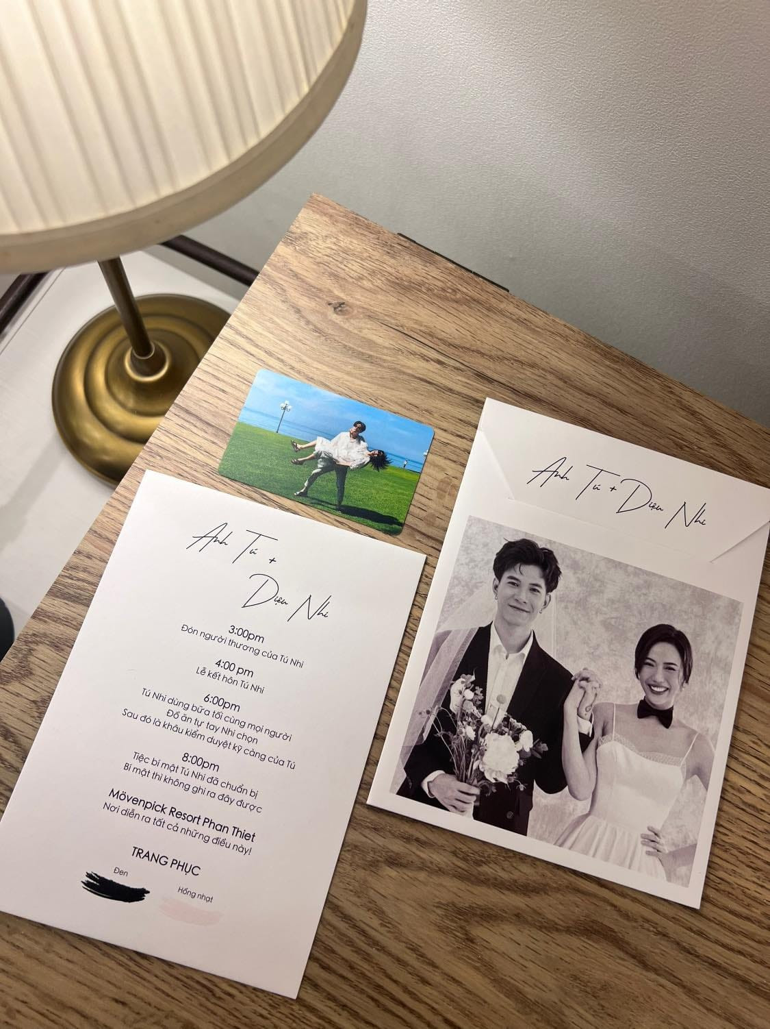 Ảnh cưới đầu tiên của cặp đôi chính thức được hé lộ. Ảnh cưới đầu tiên của cặp đôi chính thức được hé lộ.