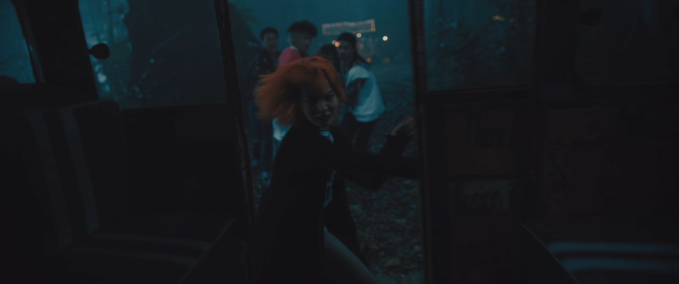 Nhóm bạn "đụng độ" với ác thú bí ẩn, bước vào cuộc chiến tranh giành sự sống. Nhóm bạn "đụng độ" với ác thú bí ẩn, bước vào cuộc chiến tranh giành sự sống.