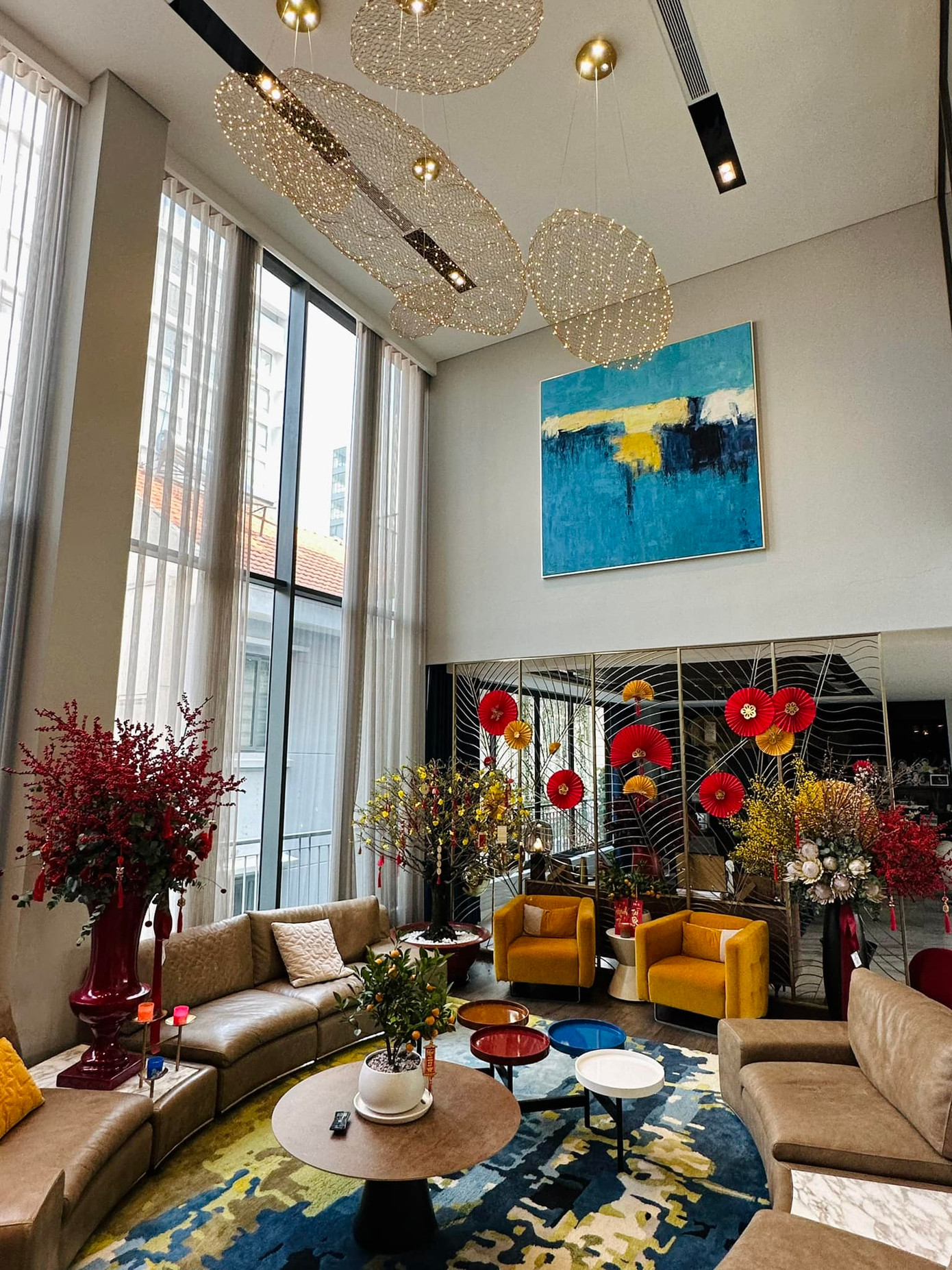 Bên trong biệt thự nhà Cường Đô La ngập tràn sắc đỏ - vàng đặc trưng của ngày Tết.