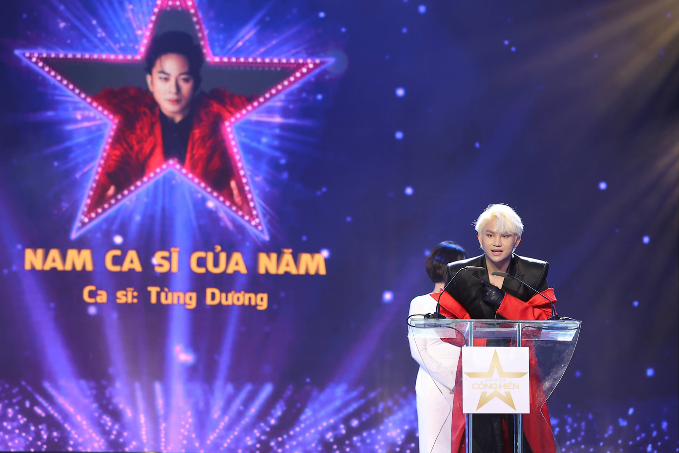 Đại diện của Tùng Dương thay mặt nam ca sĩ nhận giải thưởng Nam ca sĩ của năm.