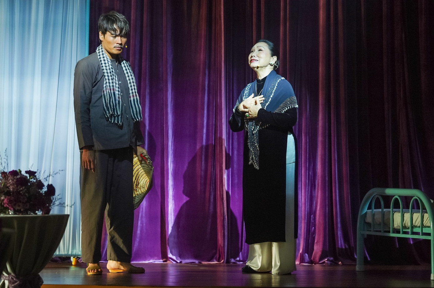 Sự xuất hiện của NSND Bạch Tuyết và vở cải lương đình đám một thời trở thành điểm sáng le lói cho toàn bộ phim.