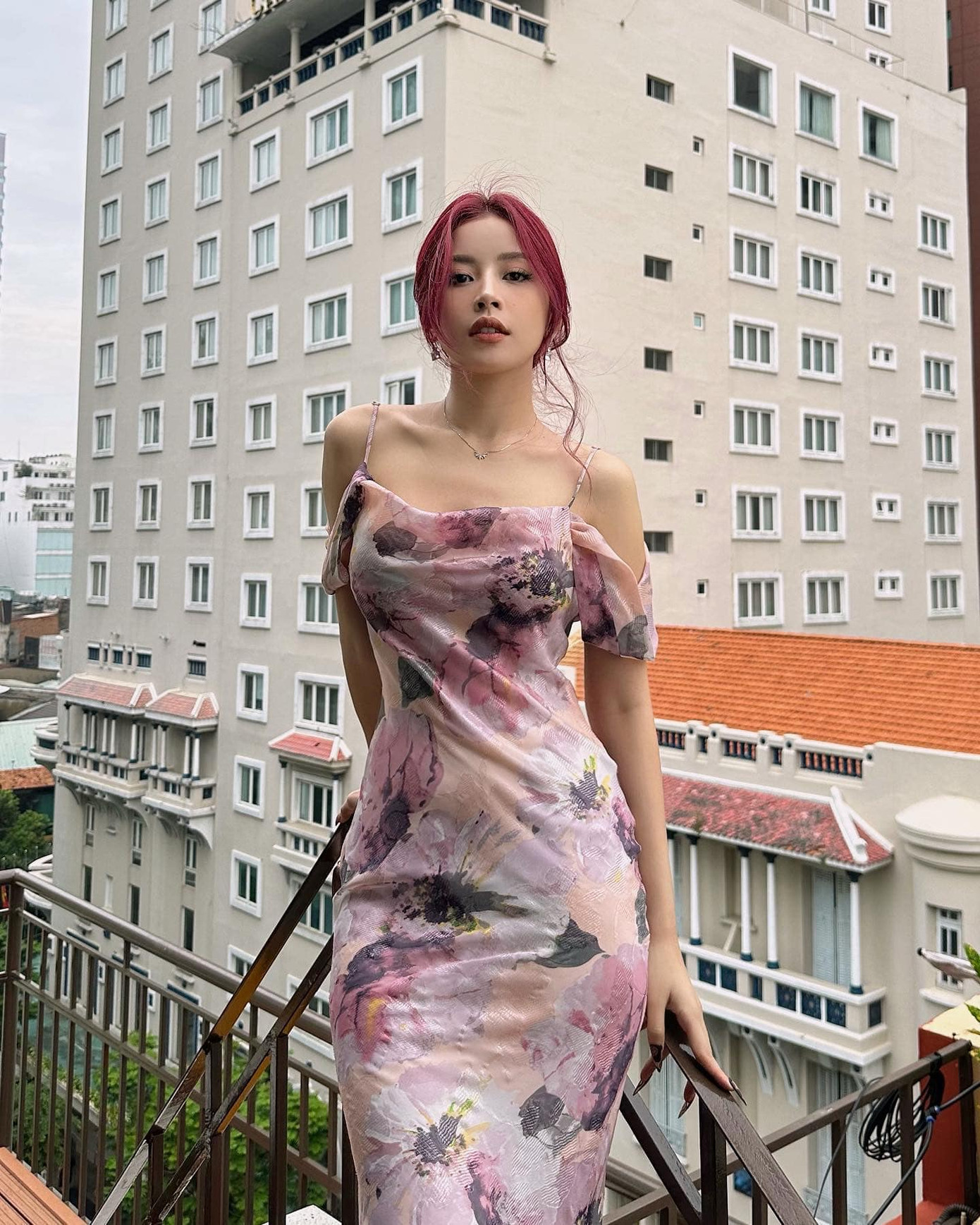 Nhờ vào tỷ lệ cơ thể chuẩn chỉnh, chiều cao không còn là yếu điểm của nữ diễn viên.