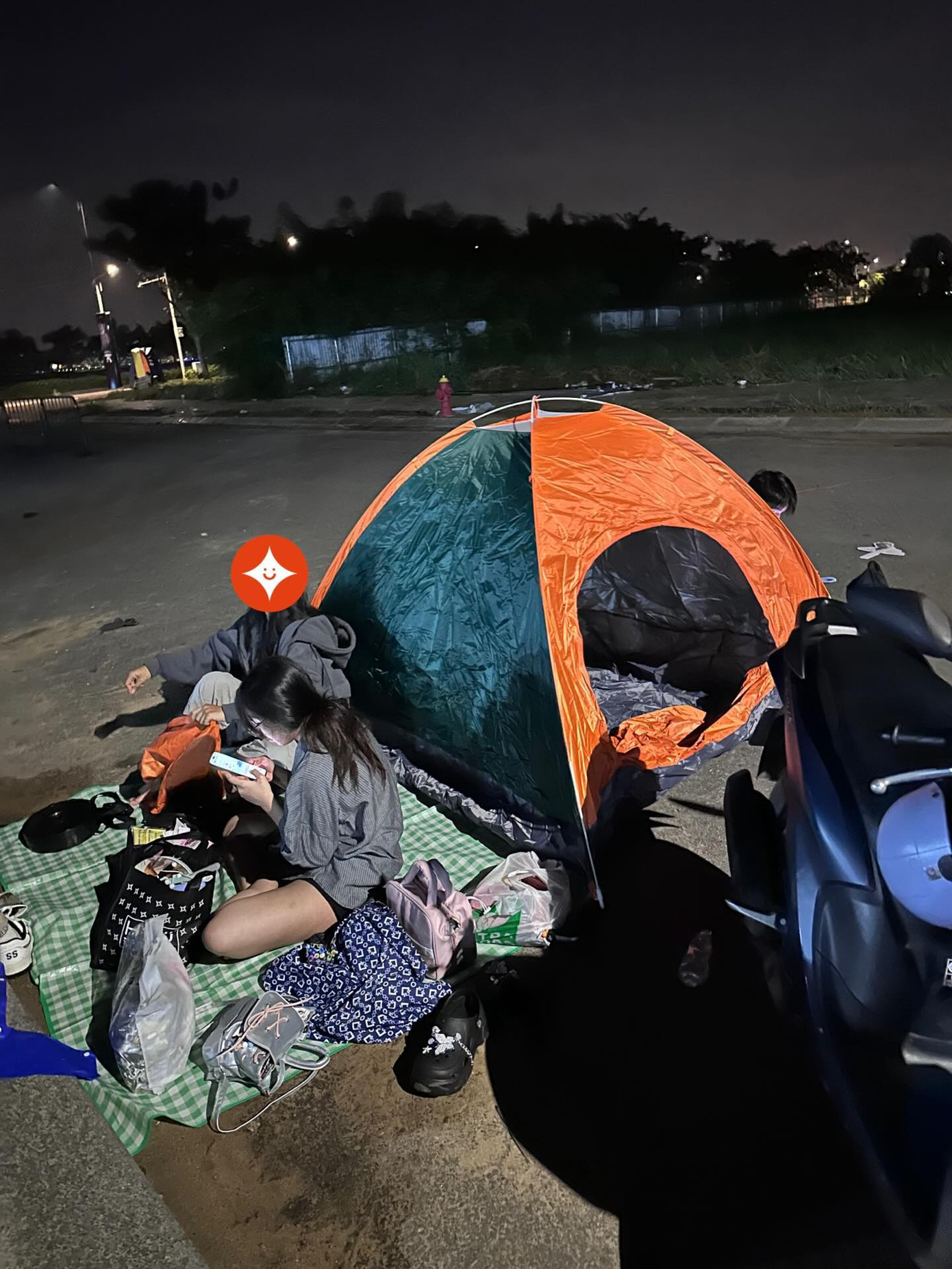 Có khán giả còn đến "cắm trại" từ... 5 giờ sáng. Nguồn: @emitran97.