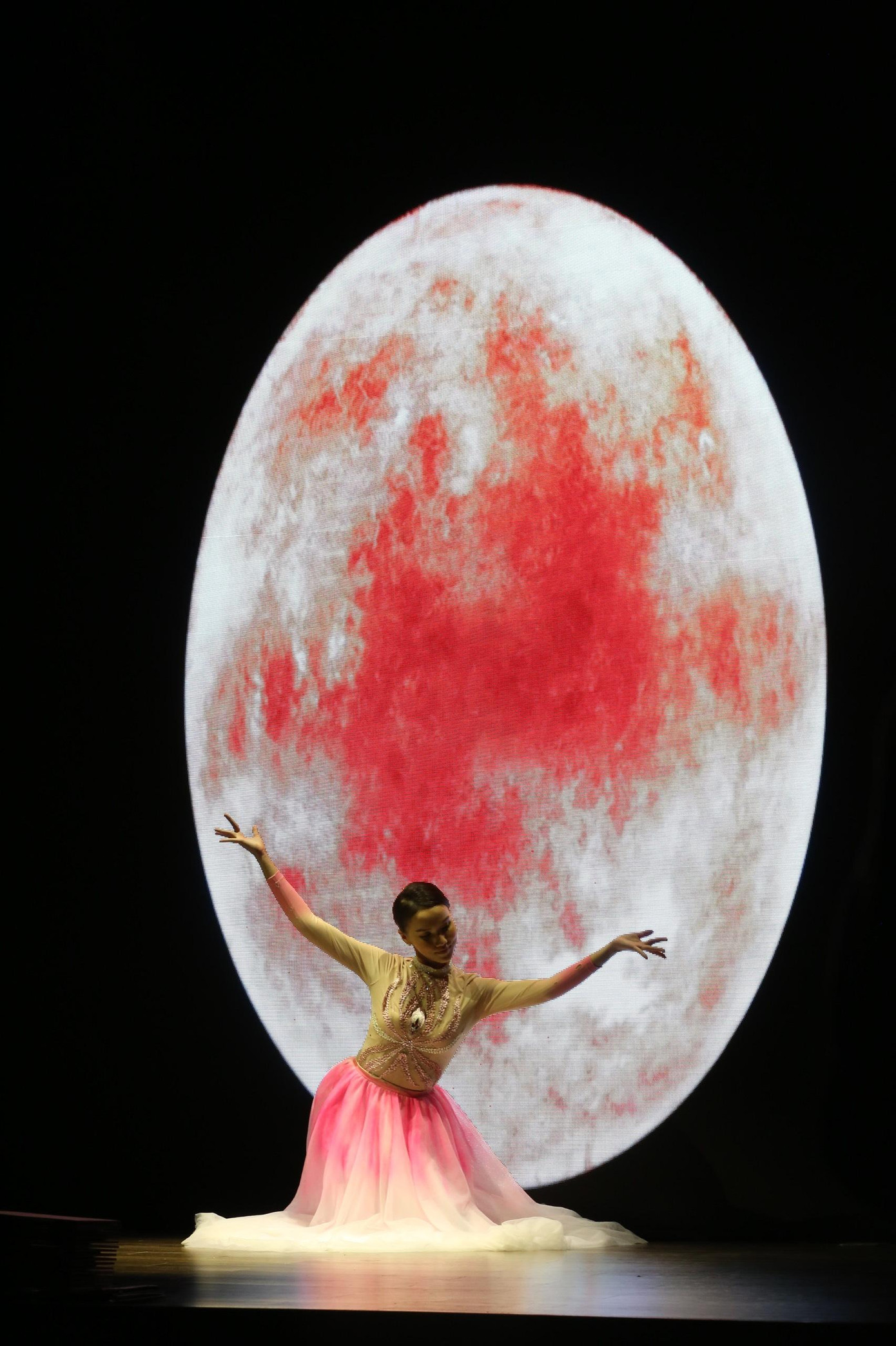 Trang phục múa lộng lẫy kết hợp cùng hiệu ứng sân khấu càng giúp phần thi thêm đặc sắc. Trang phục múa lộng lẫy kết hợp cùng hiệu ứng sân khấu càng giúp phần thi thêm đặc sắc.