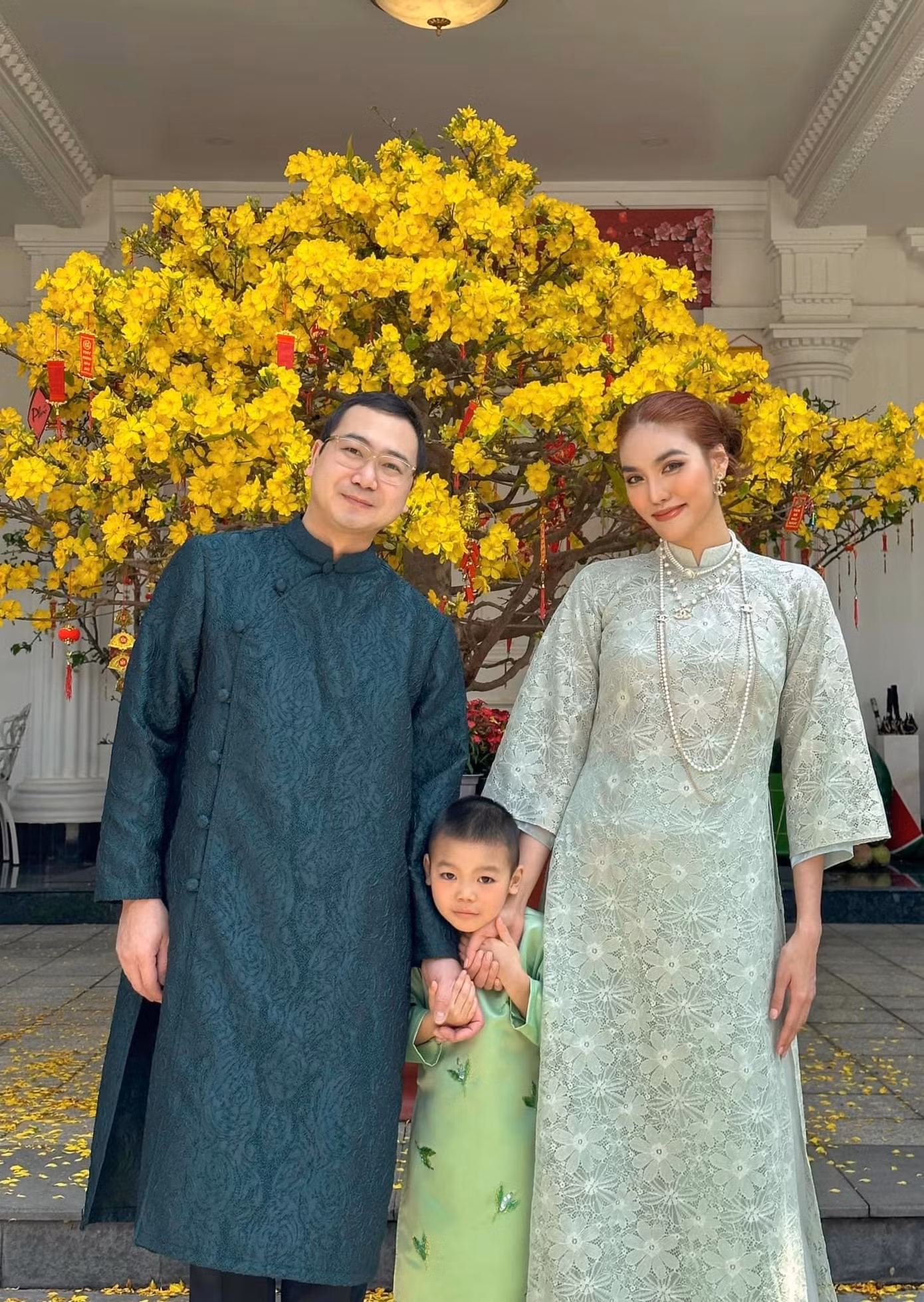 Gia đình Lan Khuê "tông xuyệt tông" trong áo dài màu xanh.