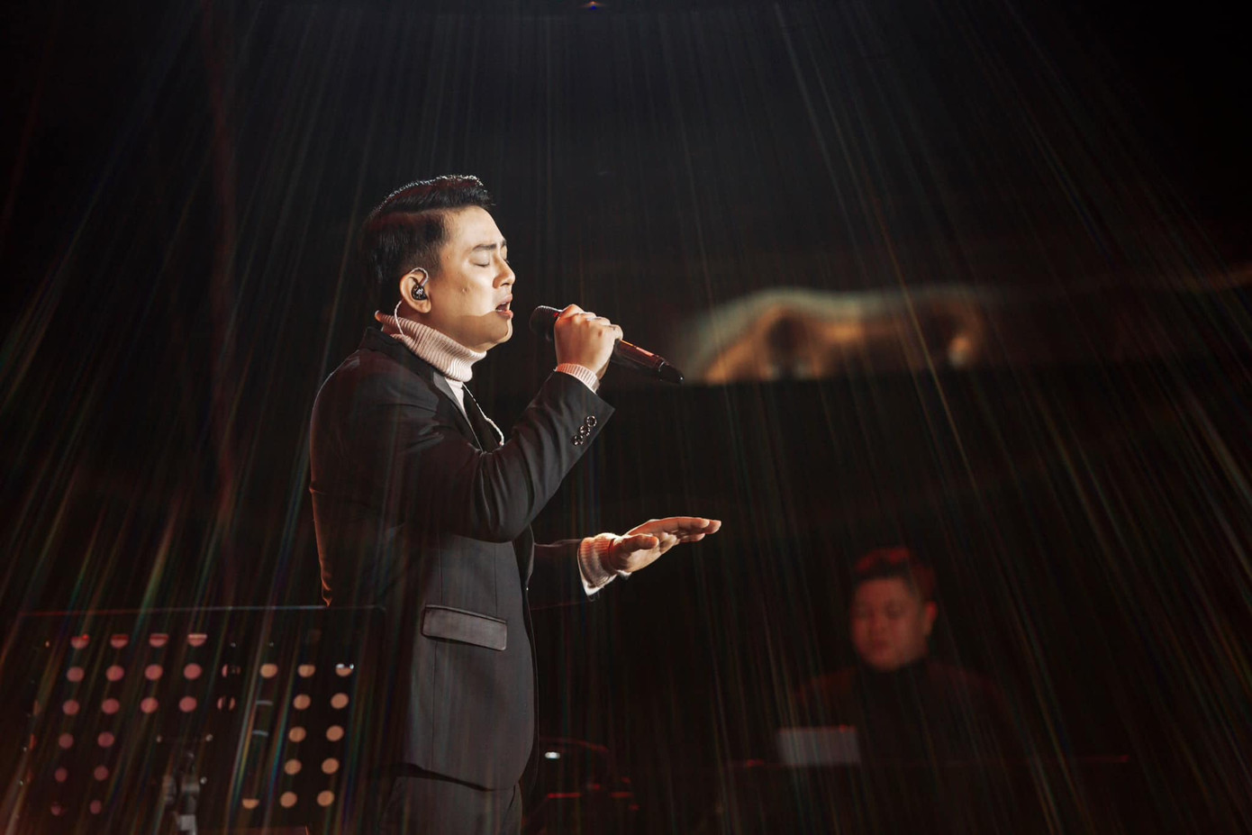 Lần trở lại này, nam ca sĩ nhận được sự kỳ vọng lớn của người hâm mộ.