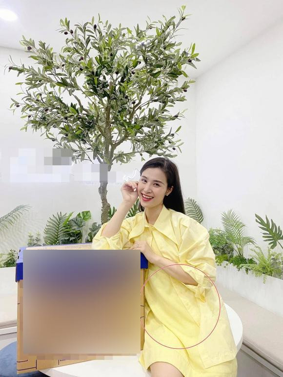 Đông Nhi khiến người hâm mộ không khỏi nghi vấn sắp đón thêm "thiên thần nhỏ".