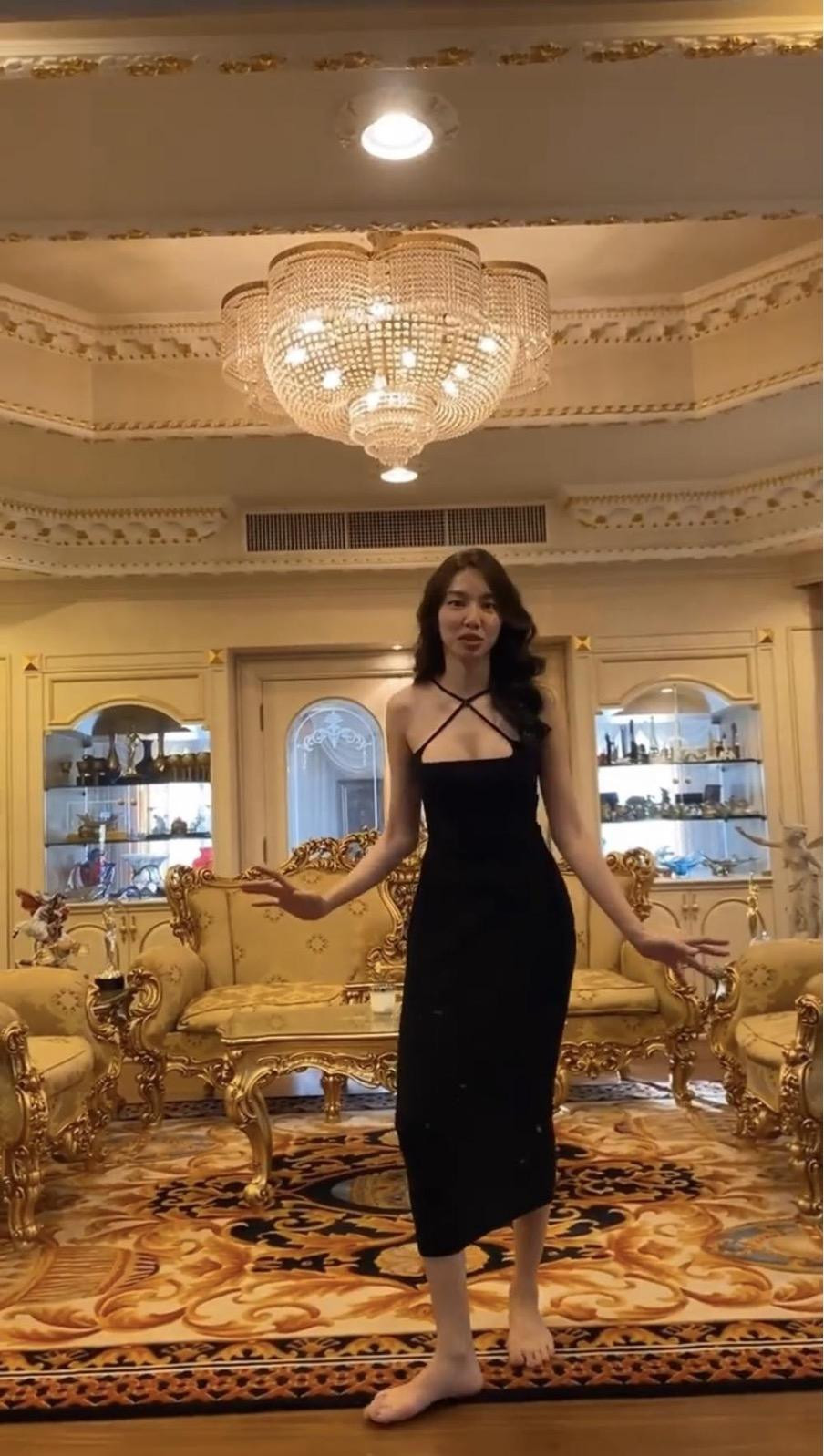 Vẫn thần thái, xinh đẹp nhưng biểu cảm lạ lắm à nghen!