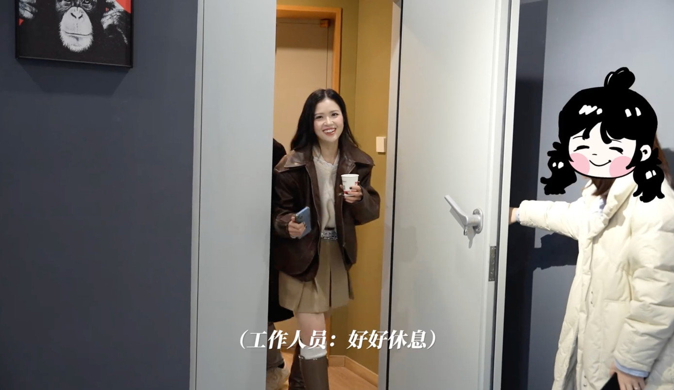 Suni Hạ Linh luôn xuất hiện với diện mạo rạng rỡ cùng nụ cười tỏa nắng. Suni Hạ Linh luôn xuất hiện với diện mạo rạng rỡ cùng nụ cười tỏa nắng.