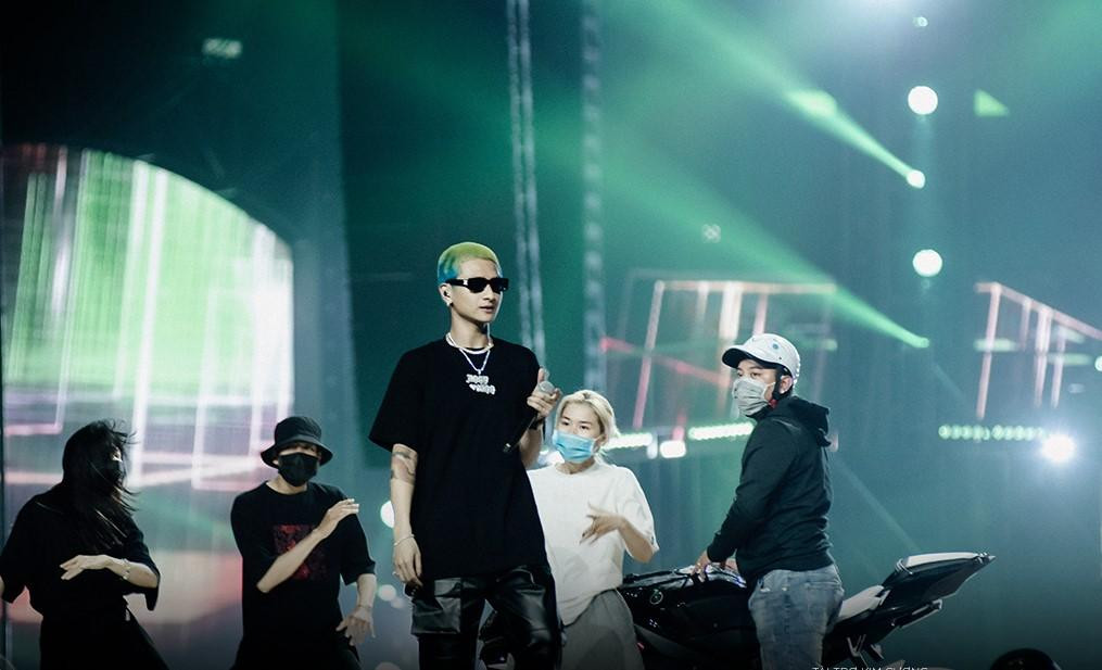 16 Typh và chiếc moto phân khối lớn trên sân khấu khiến nhiều người bất ngờ vì độ &quot;chịu chơi&quot; của ê-kíp chương trình.