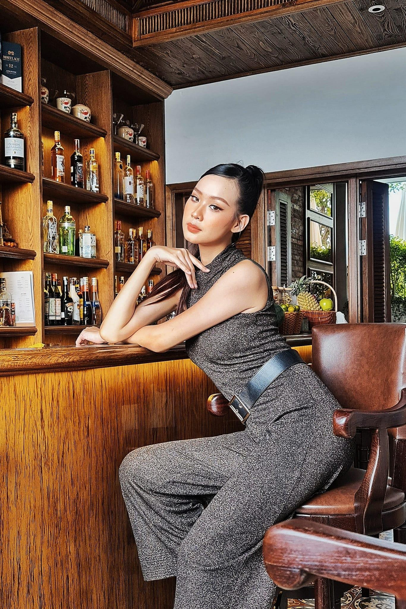 Điểm nhấn nằm ở chất liệu độc đáo, ví dụ như ren hay kim tuyến cũng được Á hậu Bảo Ngọc đặc biệt &quot;ưu ái&quot;.