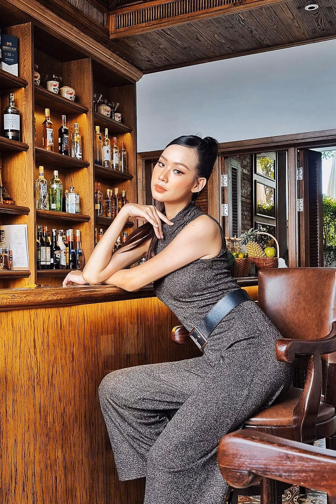 Điểm nhấn nằm ở chất liệu độc đáo, ví dụ như ren hay kim tuyến cũng được Á hậu Bảo Ngọc đặc biệt "ưu ái".