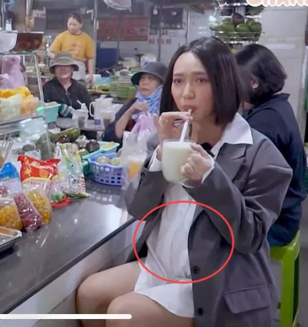 Diệu Nhi nhiều lần lộ vòng 2 "lùm xùm" khiến nữ diễn viên vướng nghi vấn sinh con đầu lòng. Diệu Nhi nhiều lần lộ vòng 2 "lùm xùm" khiến nữ diễn viên vướng nghi vấn sinh con đầu lòng.