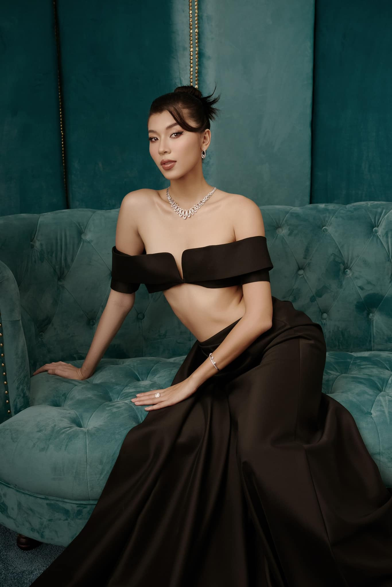 Phụ kiện trang sức có kiểu dáng thanh mảnh giúp Đồng Ánh Quỳnh toát lên vẻ đẹp nữ tính. Phụ kiện trang sức có kiểu dáng thanh mảnh giúp Đồng Ánh Quỳnh toát lên vẻ đẹp nữ tính.