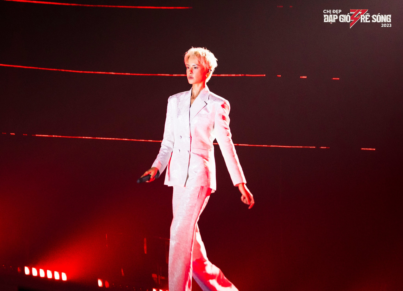 Nhiều khán giả bình luận phần trình diễn của Hà Kino không khác gì "hát karaoke". Nhiều khán giả bình luận phần trình diễn của Hà Kino không khác gì "hát karaoke".