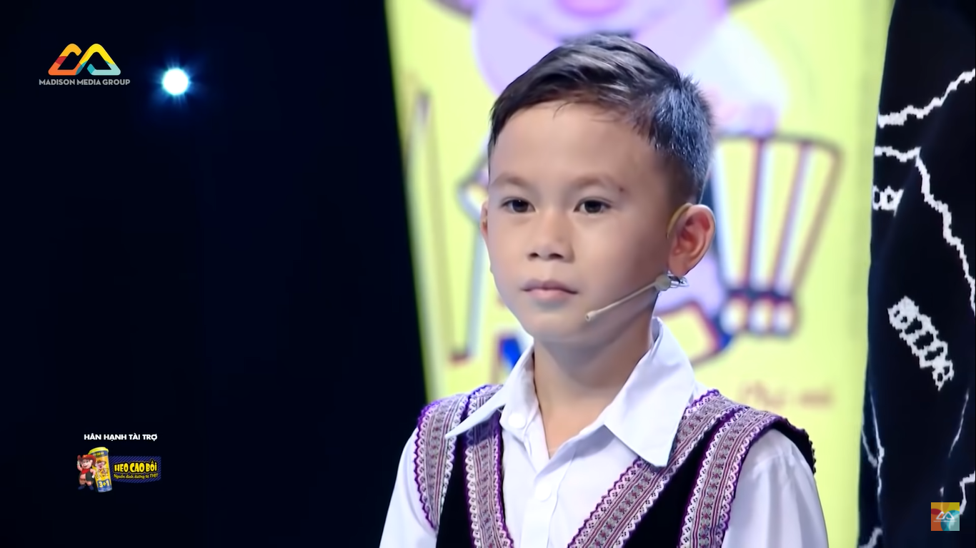 Cậu bé Vàng Văn Sơn khiến ban giám khảo và khán giả không khỏi bất ngờ trước sự khéo léo, tài năng của mình. Cậu bé Vàng Văn Sơn khiến ban giám khảo và khán giả không khỏi bất ngờ trước sự khéo léo, tài năng của mình.