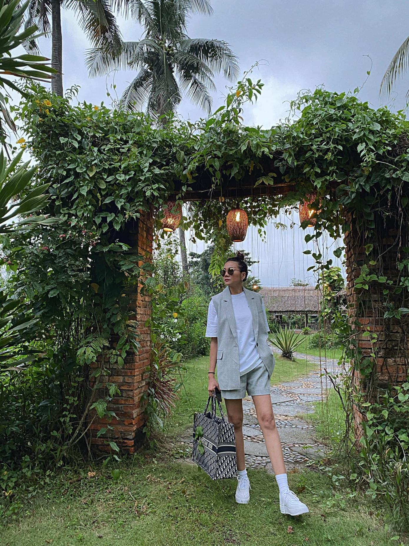 Chỉ cần phối cùng một chiếc áo trắng basic, một đôi sneaker cùng chiếc túi hiệu, Thanh Hằng đã có ngay vẻ ngoài trẻ trung.