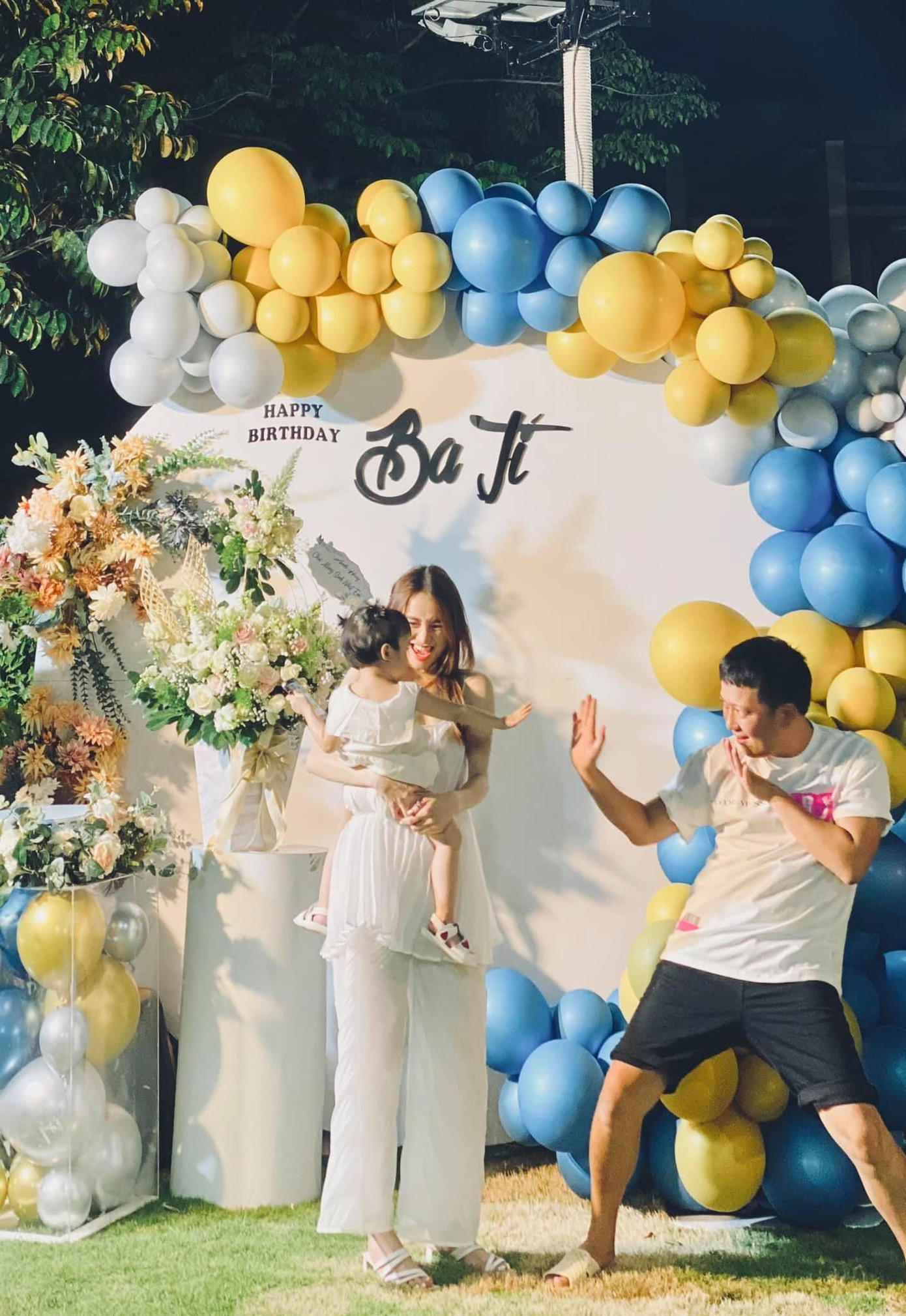 Gia đình nhỏ hạnh phúc của Trường Giang - Nhã Phương khiến nhiều người ao ước.