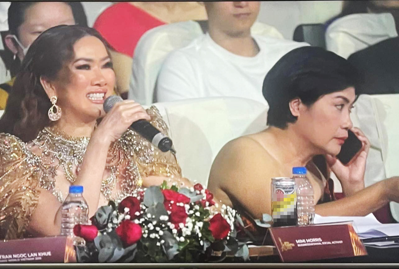 Về lý do sử dụng điện thoại trong lúc cuộc thi diễn ra, bà Nga cho biết phải liên tục điều phối nhân viên trong hậu trường vì chỉ có mình mới biết kịch bản như thế nào.