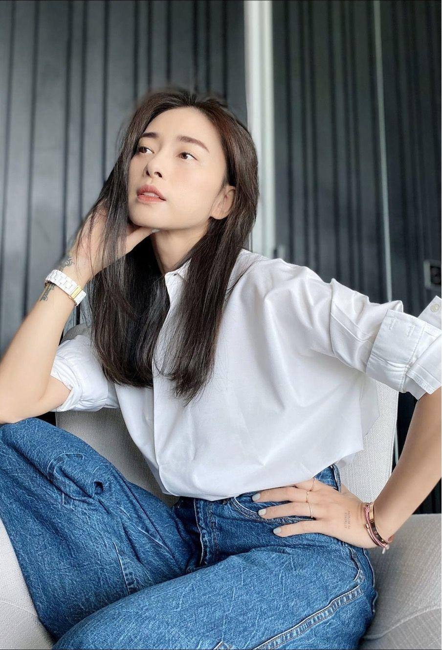 Sau 20 năm, Ngô Thanh Vân vẫn giữ được nét đẹp tự nhiên của mình nhưng có phần quyến rũ và trưởng thành hơn. Nhìn nhan sắc hiện tại, ít ai nghĩ bà xã Huy Trần nay đã ngoài tuổi 40.