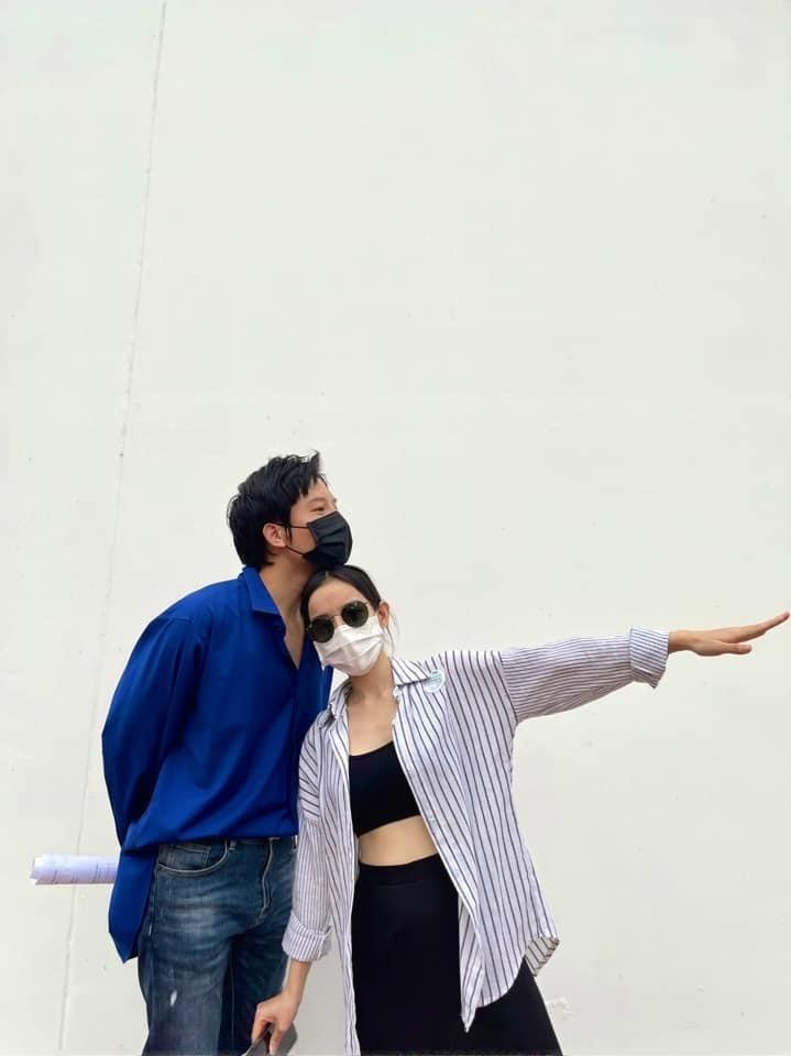 Không phải chiều cao, mà hành động &quot;vai kề vai&quot; của cả hai mới là thứ khiến &quot;hội đẩy thuyền&quot; phấn khích.