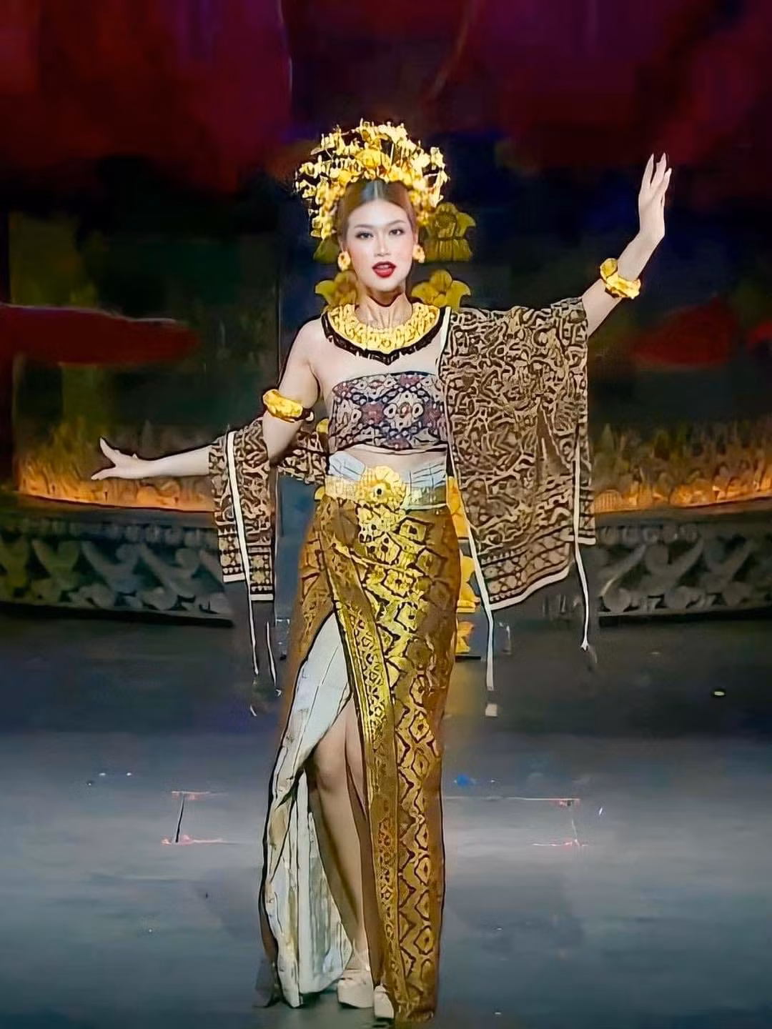 Những động tác múa của Thiên Ân trong lúc trình diễn khiến phần thi của cô nàng có phần "lạc nhịp". Những động tác múa của Thiên Ân trong lúc trình diễn khiến phần thi của cô nàng có phần "lạc nhịp".