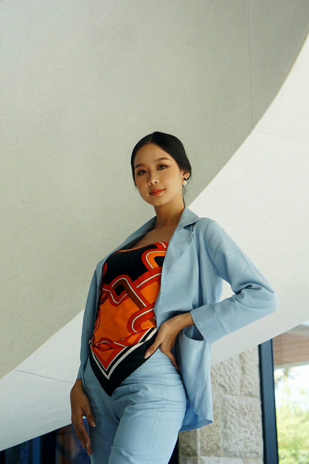 Nàng Á hậu vừa trưởng thành, vừa cá tính khi kết hợp phong cách &quot;lấy khăn làm áo&quot; đậm chất mùa hè cùng trang phục vest lịch sự, nhã nhặn.