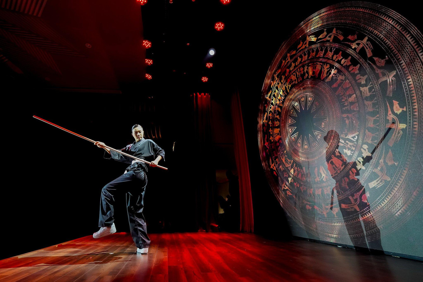 Võ phục xuất hiện tại phần thi Người đẹp Tài năng, tô điểm hình ảnh người phụ nữ Việt Nam mạnh mẽ, kiên cường. Võ phục xuất hiện tại phần thi Người đẹp Tài năng, tô điểm hình ảnh người phụ nữ Việt Nam mạnh mẽ, kiên cường.