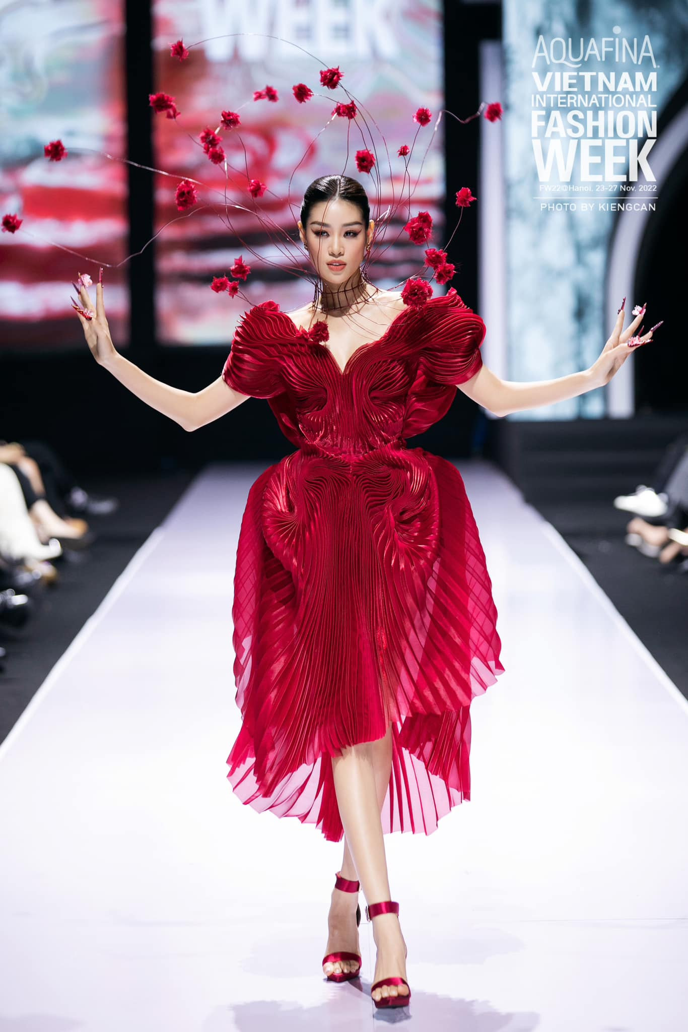 Khánh Vân là một gương mặt "thân quen" của nhiều sàn diễn thời trang lớn. Khánh Vân là một gương mặt "thân quen" của nhiều sàn diễn thời trang lớn.