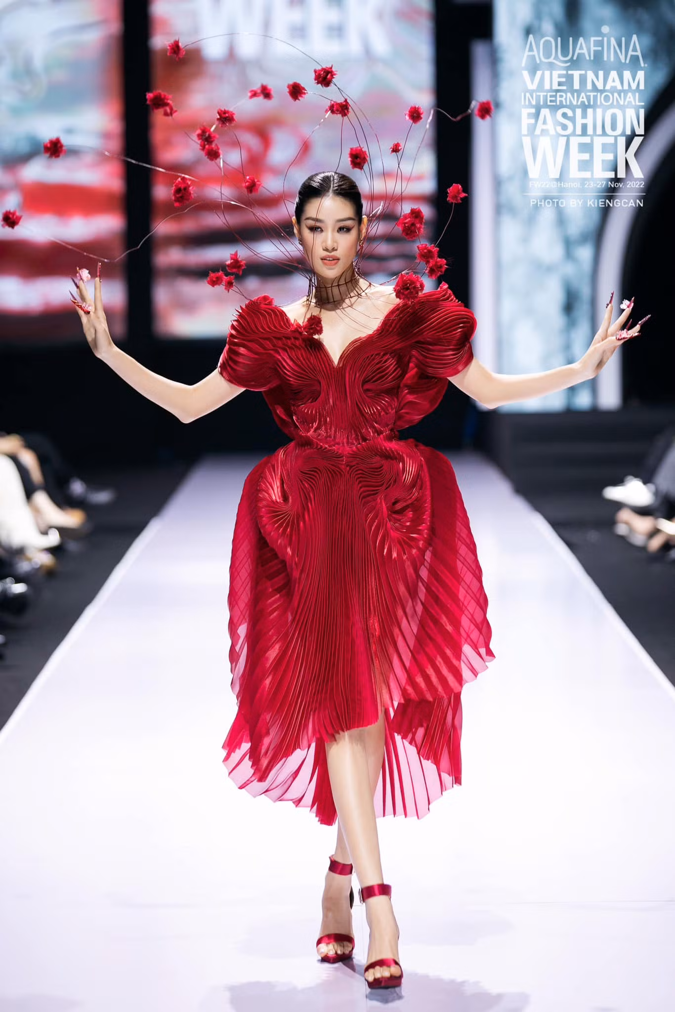Khánh Vân là một gương mặt "thân quen" của nhiều sàn diễn thời trang lớn.