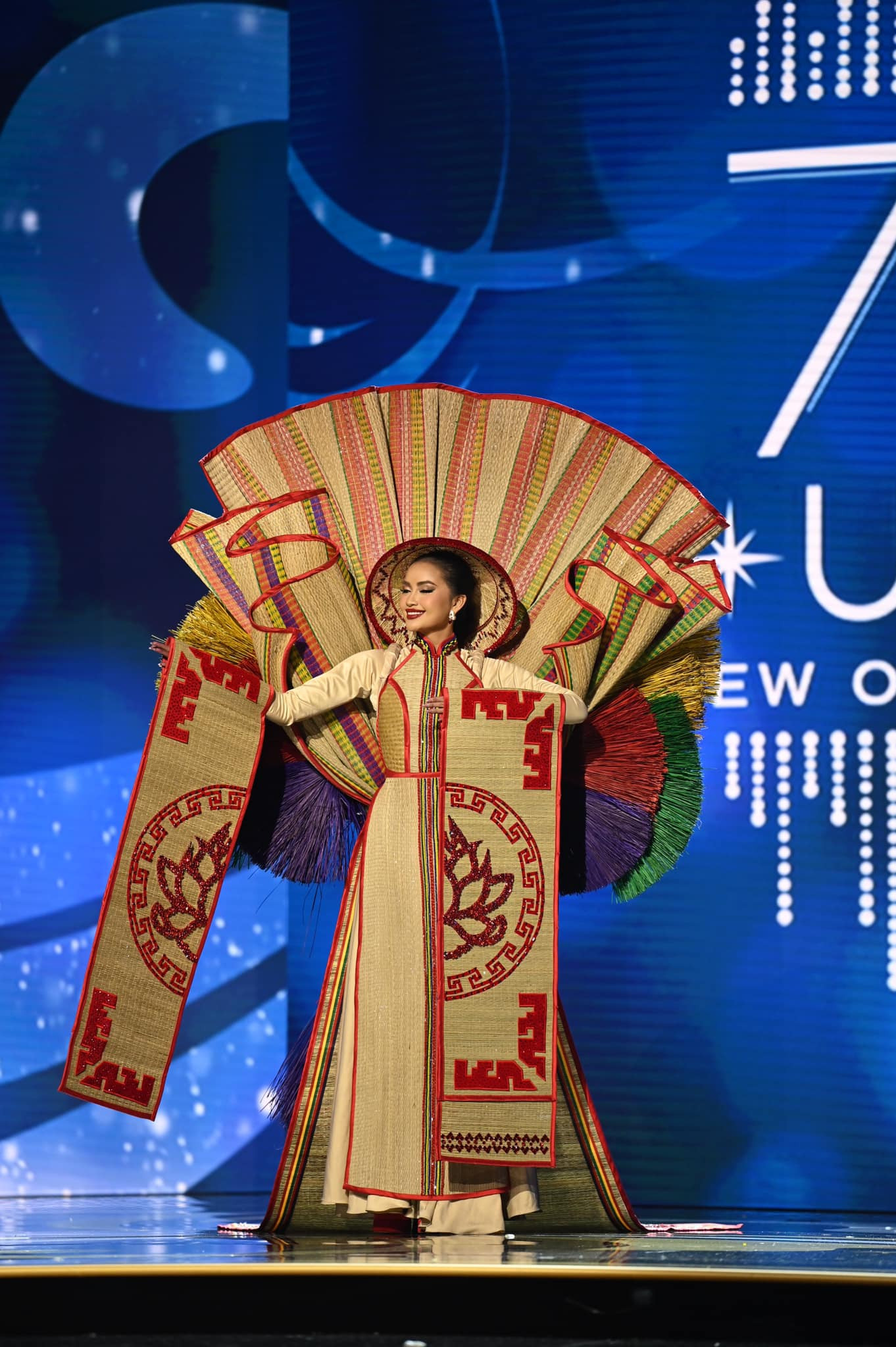 Mang Chiếu Cà Mau trình diễn trước bạn bè quốc tế, Ngọc Châu tỏa sáng với thần thái tự tin và nhan sắc đậm chất Á Đông.