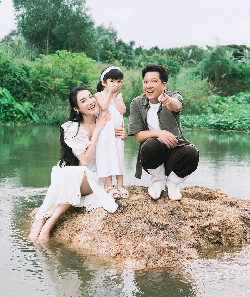 Dân mạng gọi vui Destiny là cô bé được cưng chiều nhất Việt Nam. Dân mạng gọi vui Destiny là cô bé được cưng chiều nhất Việt Nam.