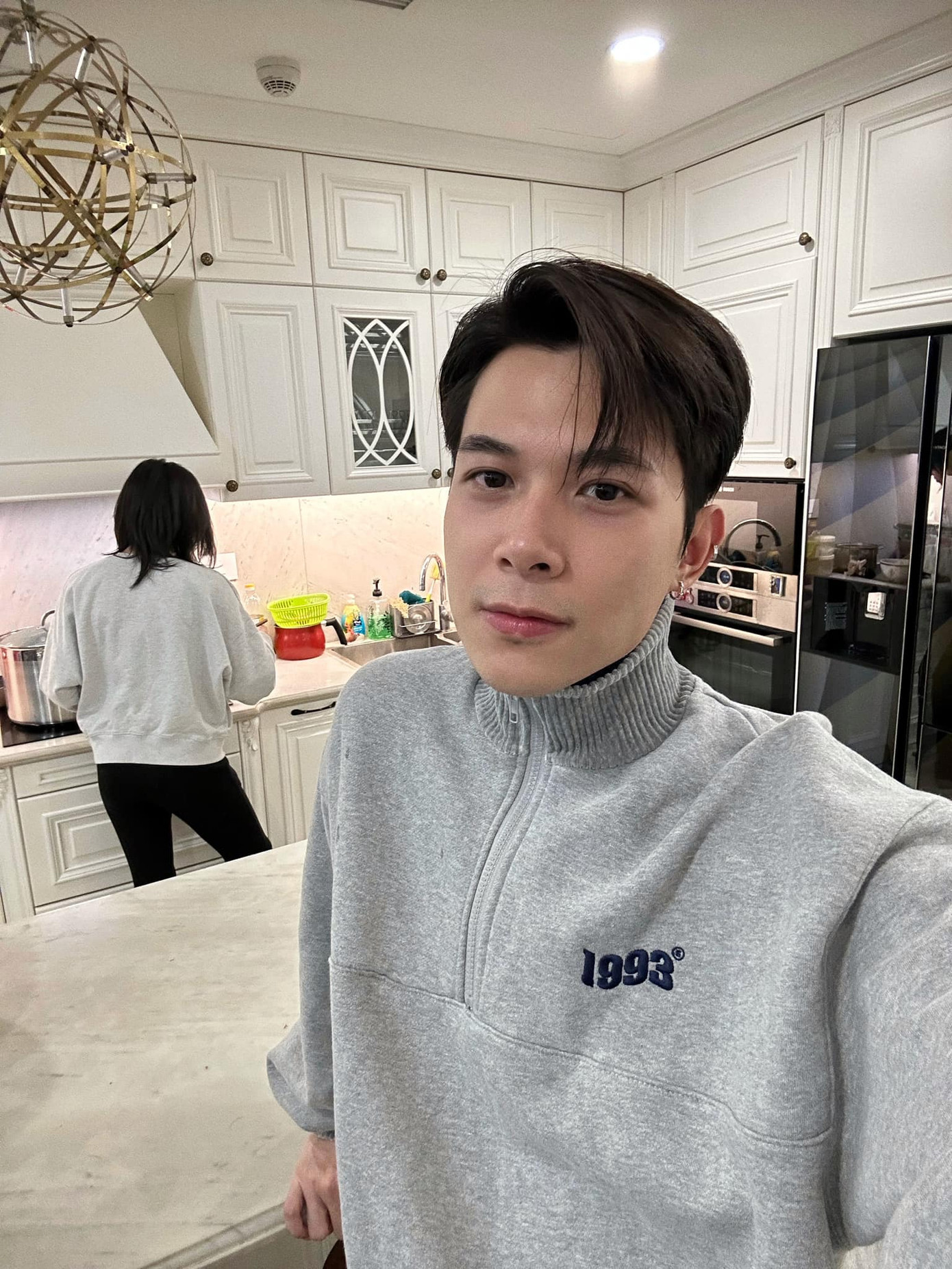 Trong khi Anh Tú đang hạnh phúc vì thấy vợ vào bếp...