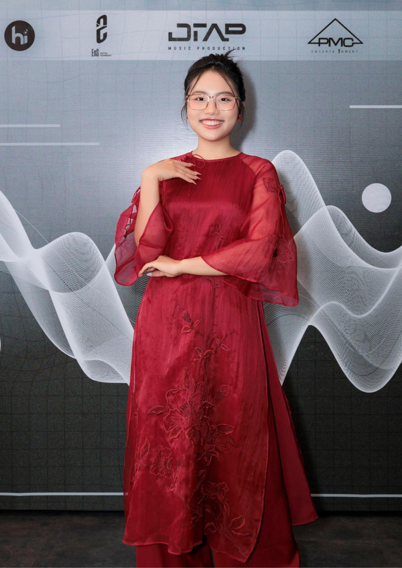 Thời gian gần đây, Phương Mỹ Chi liên tục thử sức với những màu sắc âm nhạc mới trẻ trung, hiện đại khiến giới trẻ thích thú.