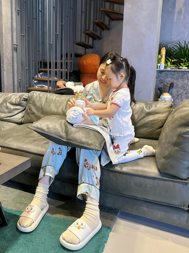 Để Suchin phụ mẹ cho em Sutin uống sữa nha! Để Suchin phụ mẹ cho em Sutin uống sữa nha!