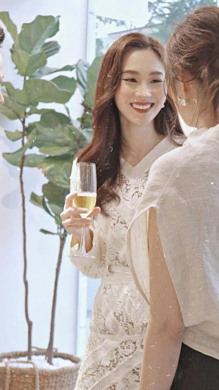 Từ góc mặt, nụ cười cho đến thần thái của Hoa hậu Đặng Thu Thảo đều đẹp hoàn hảo khiến cho khoảnh khắc chụp lén bừng sáng.