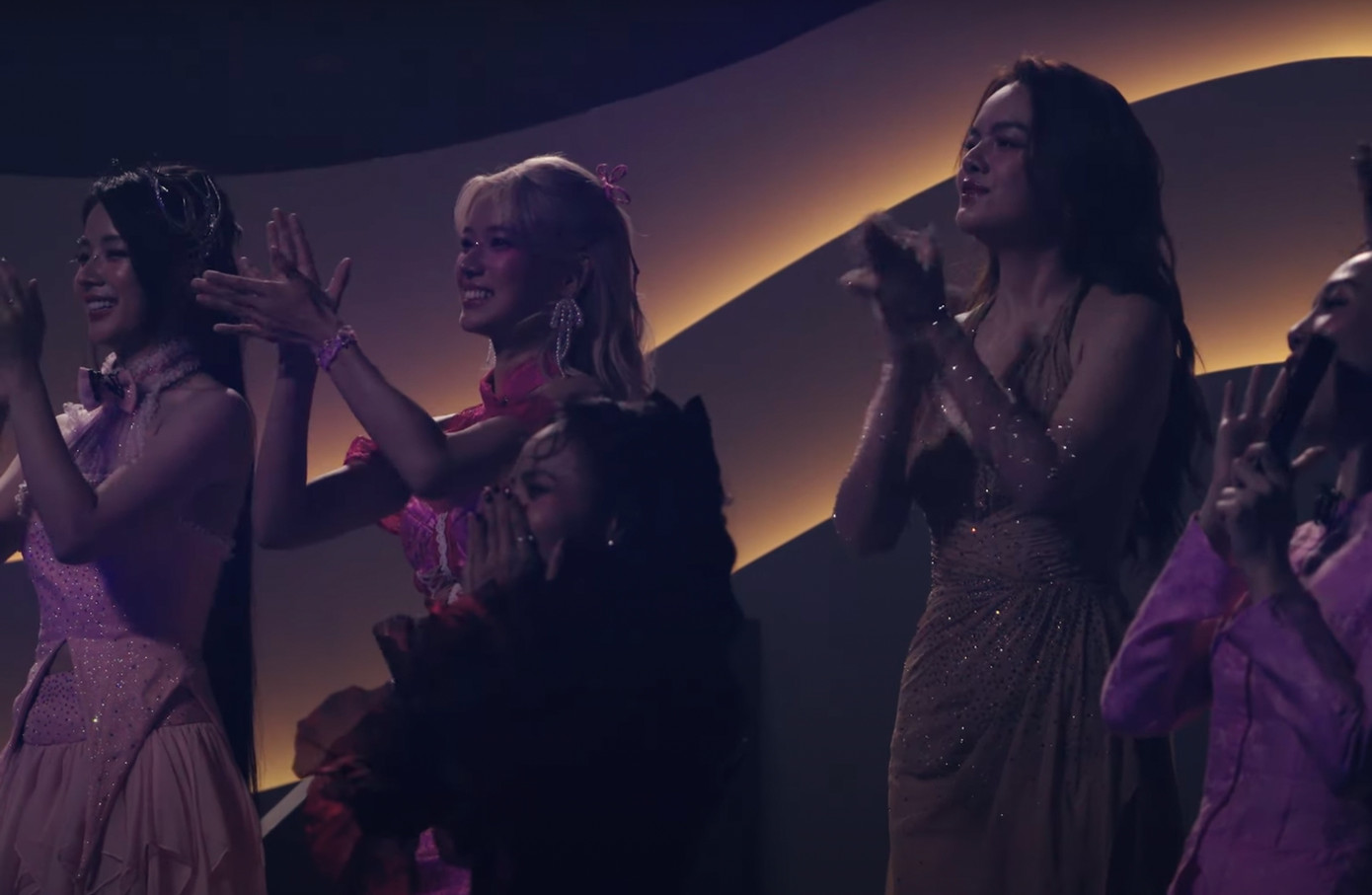 Ánh sáng trường quay tối, góc quay ngược sáng khiến trải nghiệm người xem giảm đi đáng kể. Ánh sáng trường quay tối, góc quay ngược sáng khiến trải nghiệm người xem giảm đi đáng kể.