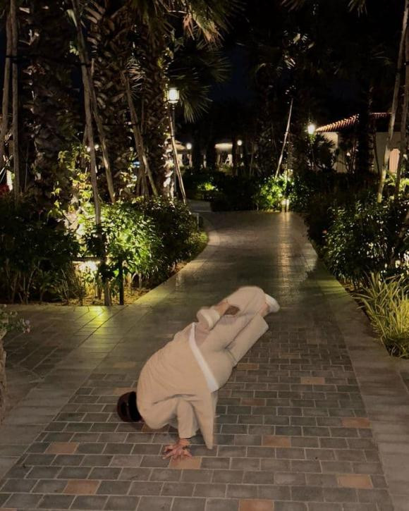 Màn &quot;ke đầu&quot; ấn tượng của Anh Tú được bà xã ghi lại.