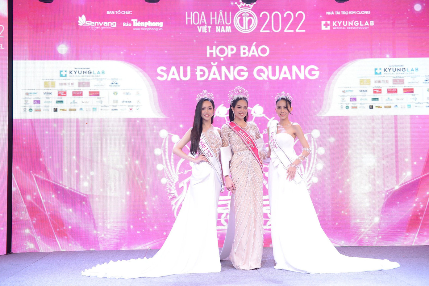 Top 3 &quot;tài sắc vẹn toàn&quot; của Hoa hậu Việt Nam 2022 xuất hiện trong trang phục tông trắng chủ đạo, mang đến tổng thể hài hòa nhưng không kém phần lộng lẫy, nổi bật.