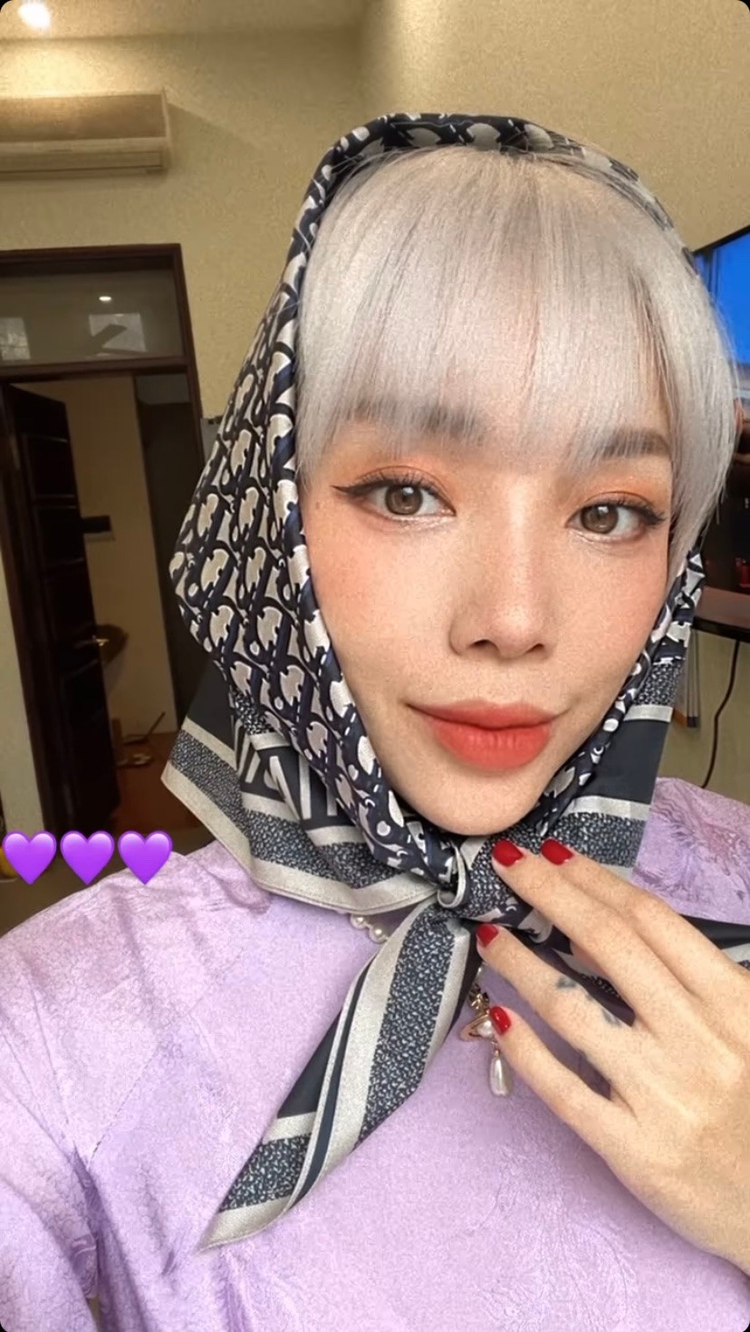 Diện áo dài cổ điển nền nã, Tóc Tiên vẫn "nổi bần bật" với mái tóc sáng màu cá tính.