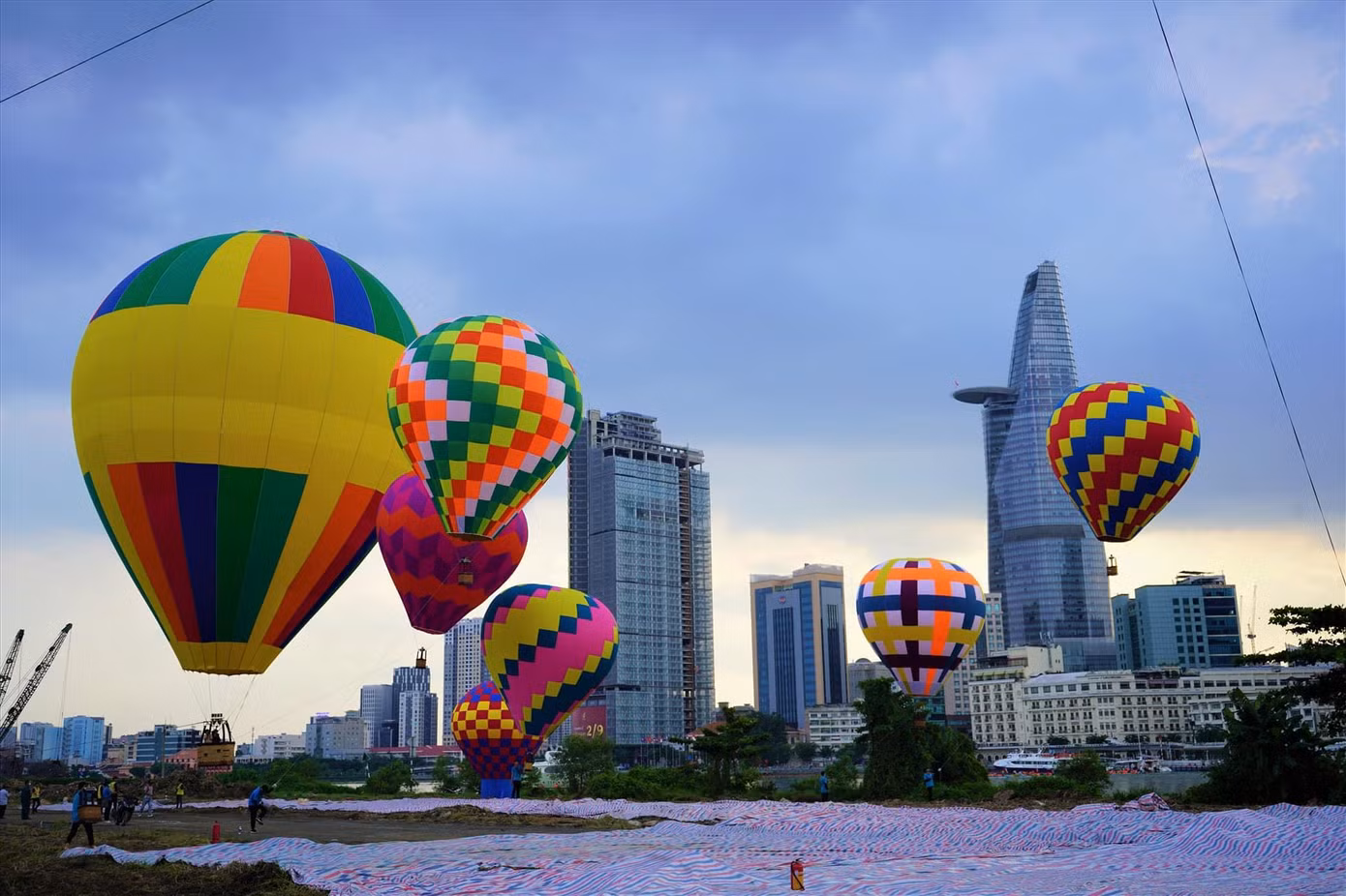Khinh khí cầu "tô vẽ" màu sắc lên nền trời xanh của TP.HCM. Ảnh: Phạm Nguyễn Phú Thọ Khinh khí cầu "tô vẽ" màu sắc lên nền trời xanh của TP.HCM. Ảnh: Phạm Nguyễn Phú Thọ