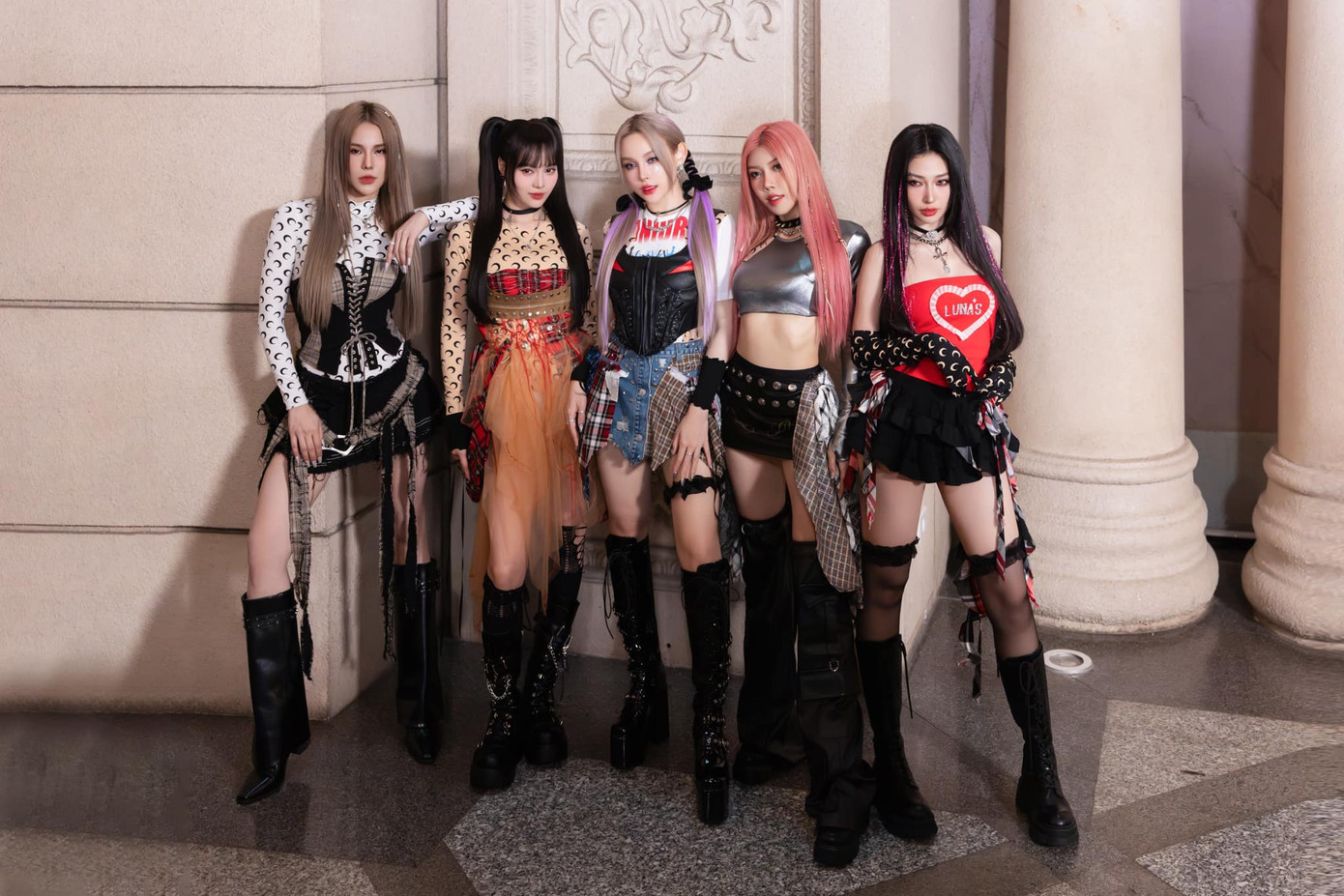 Sắp tới, Lan Ngọc sẽ chính thức ra mắt khán giả với vai trò là một thành viên của LUNAS. Sắp tới, Lan Ngọc sẽ chính thức ra mắt khán giả với vai trò là một thành viên của LUNAS.