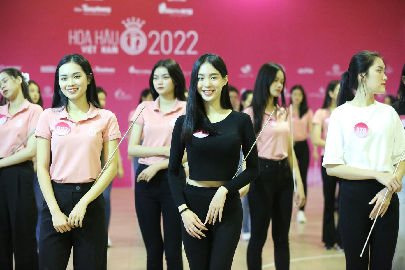 Dàn thí sinh Hoa hậu Việt Nam lọt vào đêm Chung khảo có chiều cao khá đồng đều và hình thể đẹp. Dàn thí sinh Hoa hậu Việt Nam lọt vào đêm Chung khảo có chiều cao khá đồng đều và hình thể đẹp.